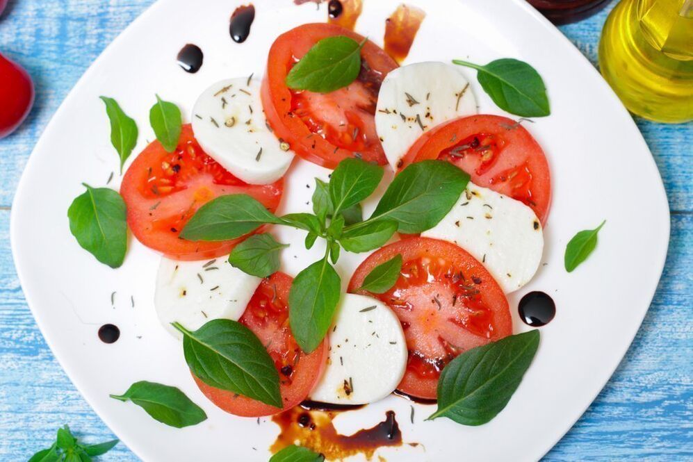 rajčice sa sirom i začinskim biljem za mediteransku prehranu