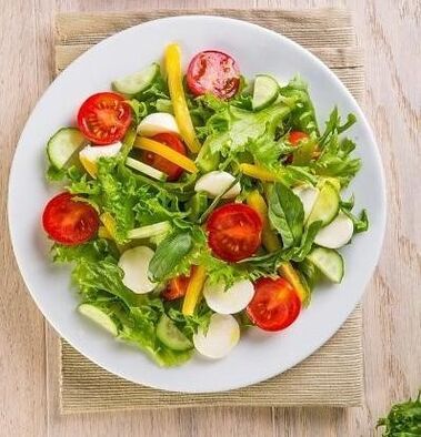 Jedna od opcija za dijetu od heljde za mjesec dana uključuje korištenje salate od povrća