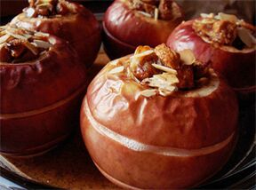 Jabuke pečene sa suhim voćem su desert na dijetnom jelovniku nakon uklanjanja žučnog mjehura