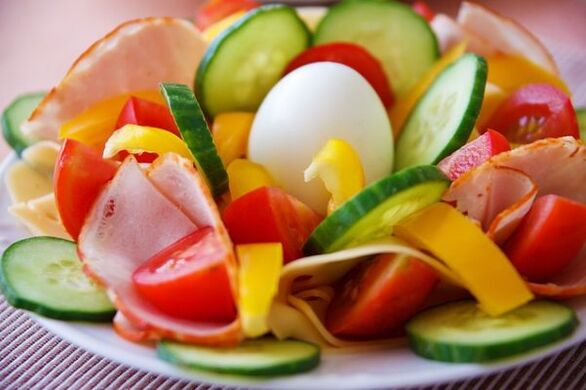 Salata od povrća na dijetalnom jelovniku jaje-naranča za mršavljenje