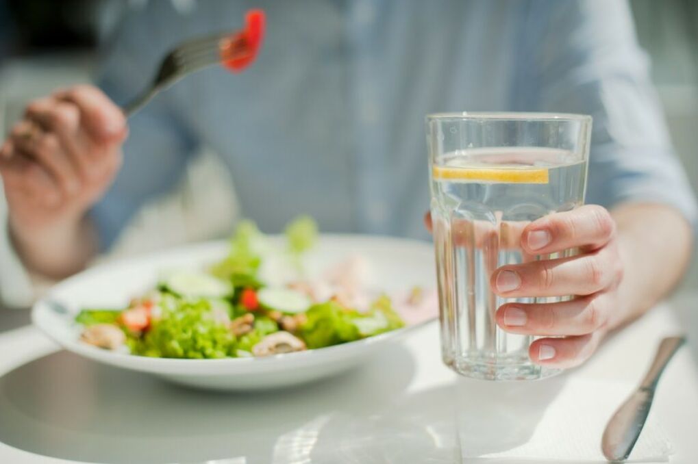 zelena salata i voda u prehrani za lijene